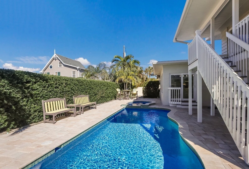 Surf Riders 4 Bedroom Home