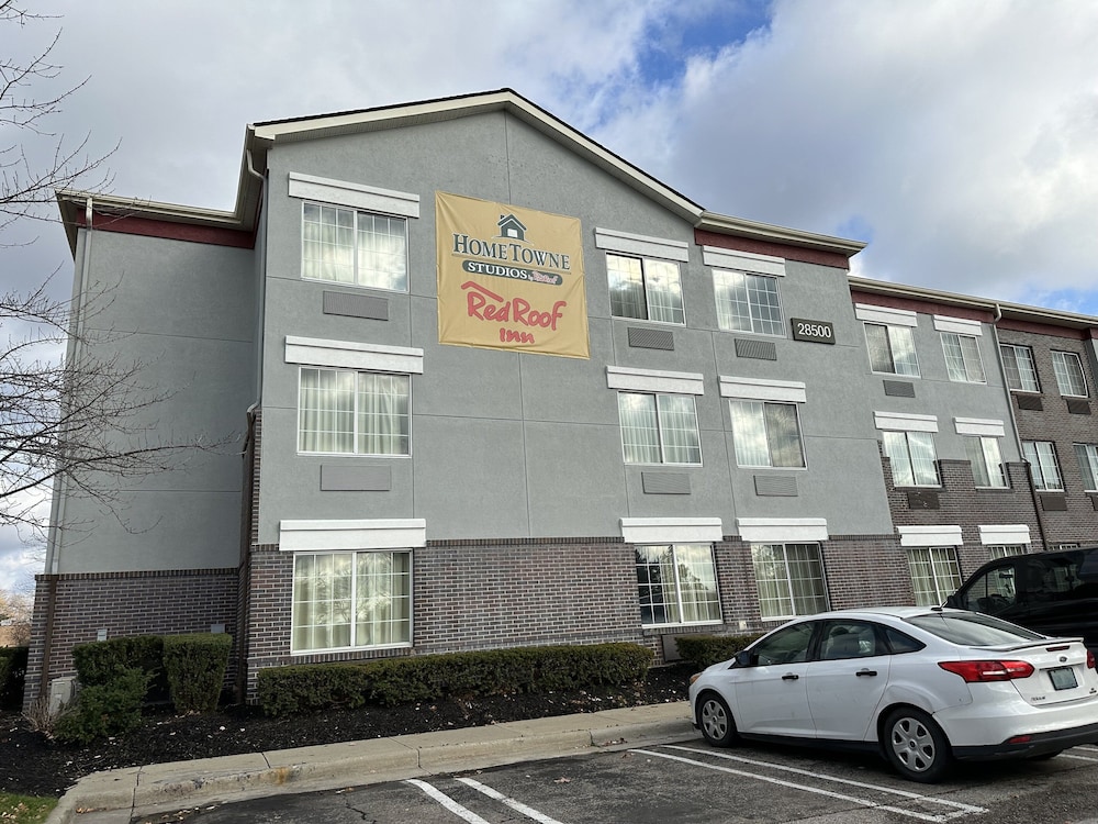 Detroit Vacations - Red Roof Inn Southfield - Property Image 1