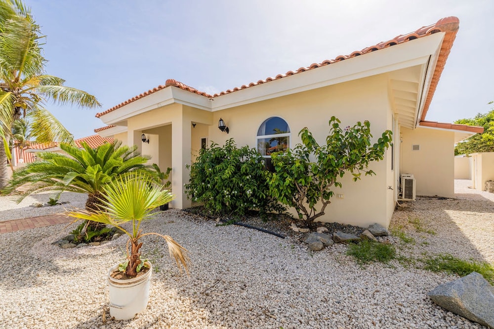 Cozy 3br2ba Great Location w Private Pool Patio