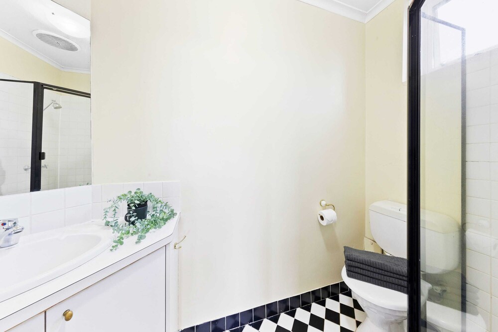 A Comfy & Cozy Apt in Clifton Hill, Free Parking