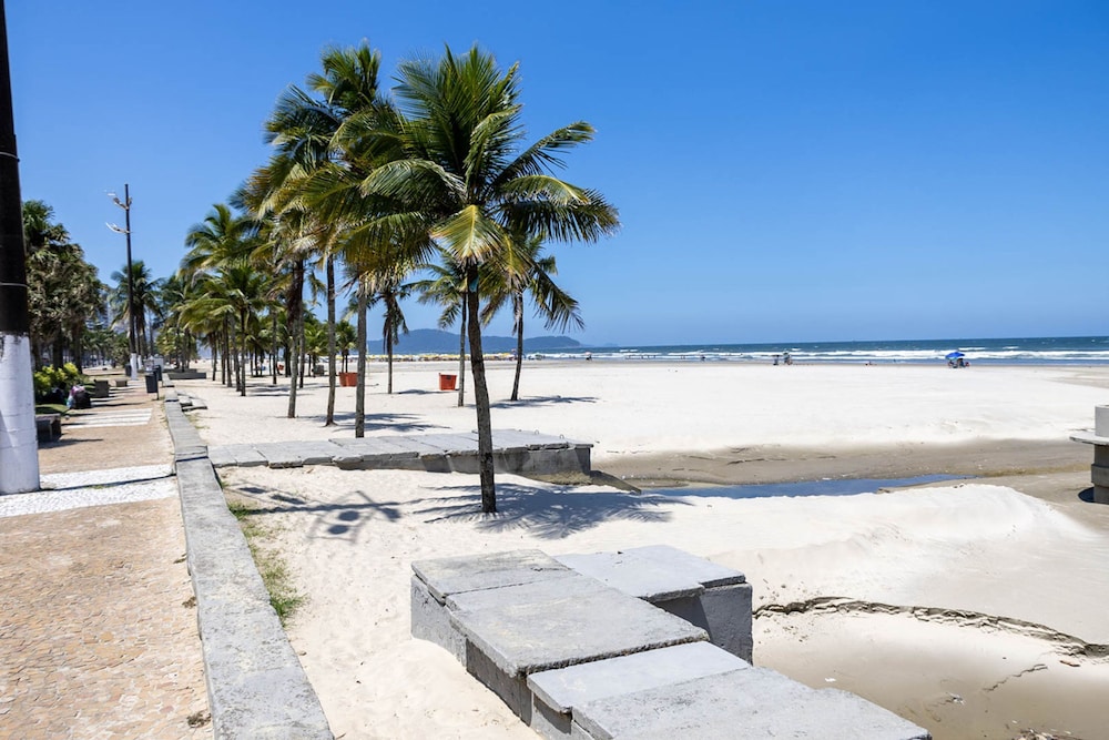 Apto com Wi-fi ar Cond e Garagem 100m da Praia