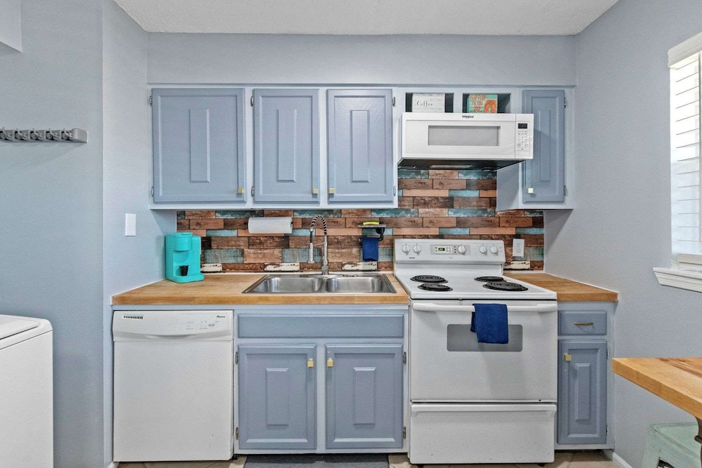 Two 2br Condos Walk to Beach Hangout