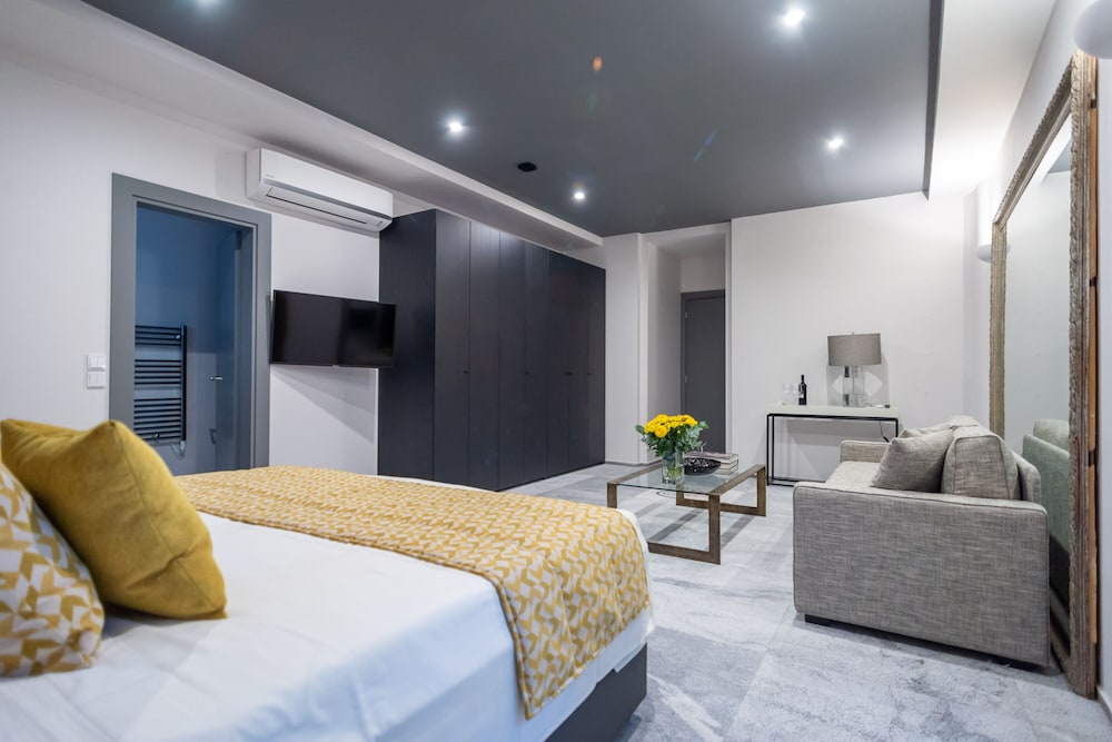 33 Solonos Suites