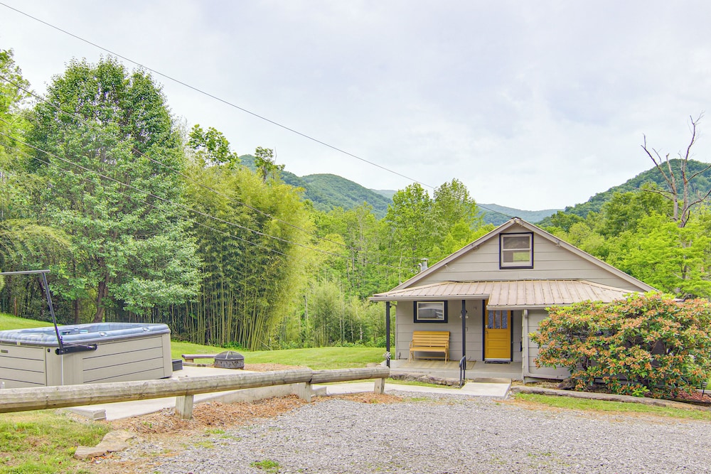 Private Hot Tub: Cottage Near Hikes & Pigeon River