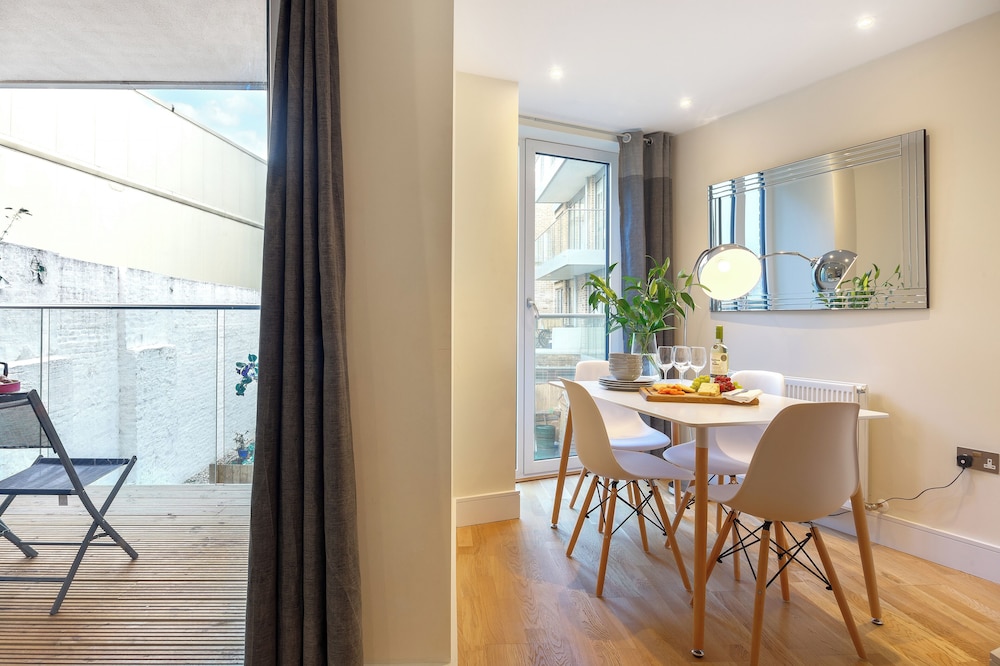Two Bedroom Apartment in Limehouse