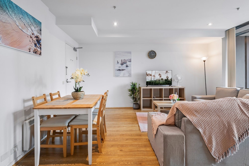 Central 2-bed Apartment With Parking,