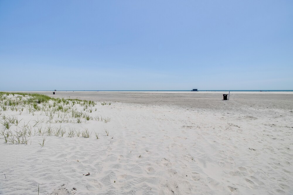 Walk to Brigantine Beach: Condo w/ Furnished Patio
