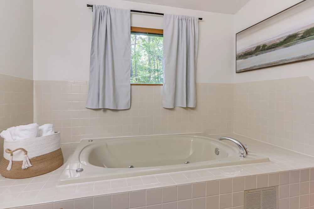 Pool Access: Peaceful Cabin in The Woods Resort!