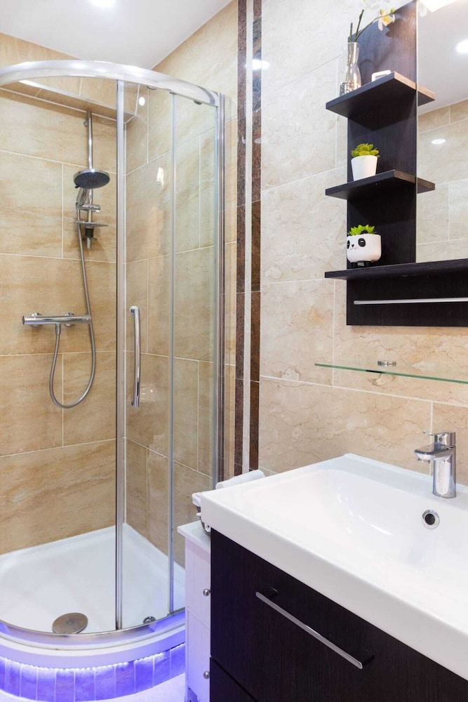 Stylish 2 Bedroom Apartment in the Heart of Shepherds Bush