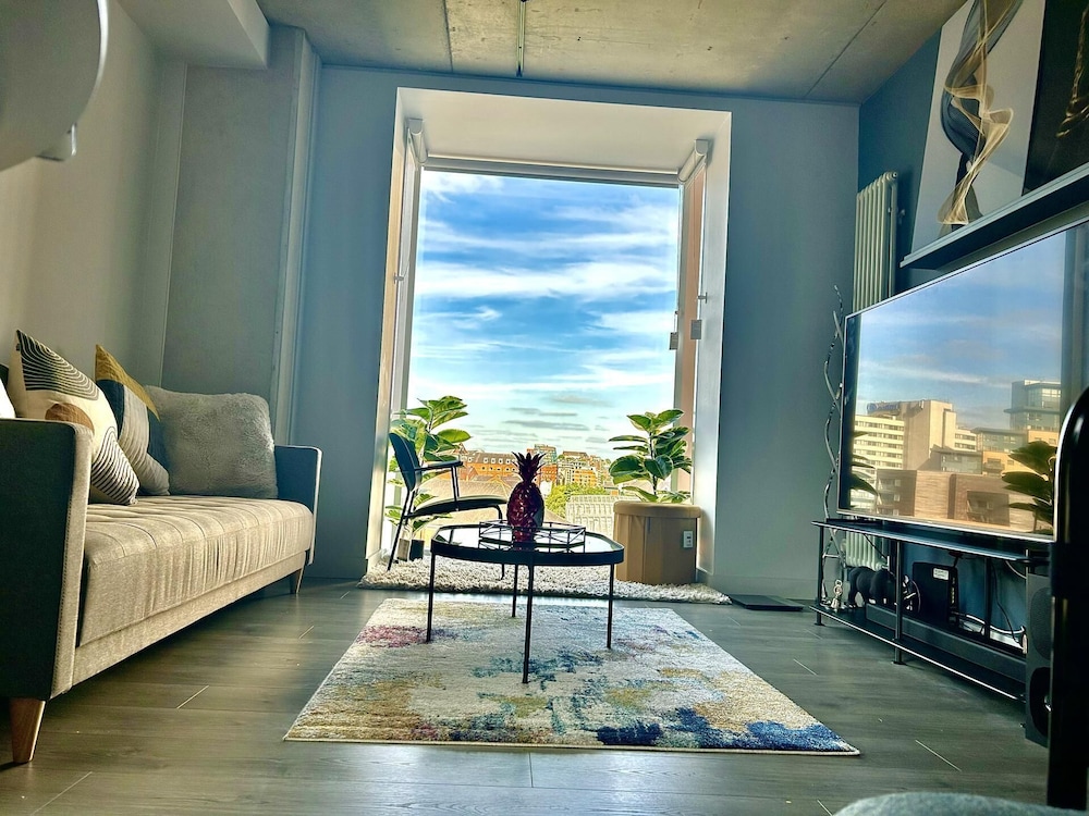 Captivating 2-bed Skyview Apartment in Leeds