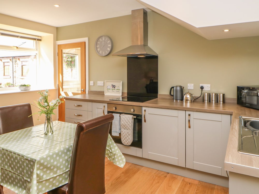 Ferngrove Cottage view 4