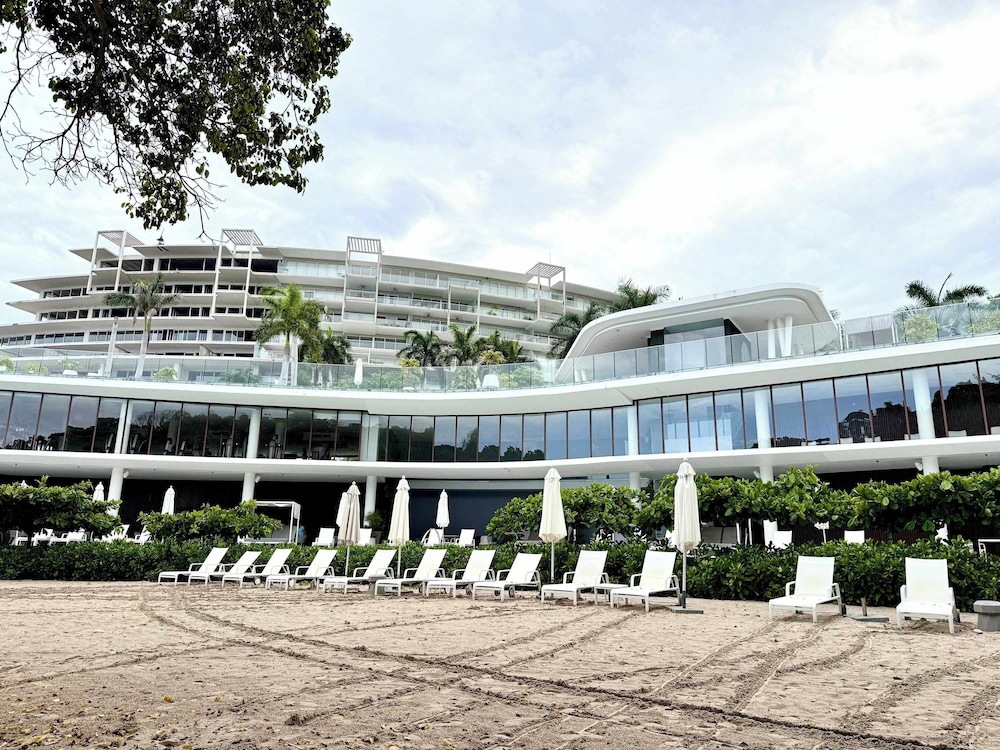 Bolongo: Your Exclusive Oceanfront Escape