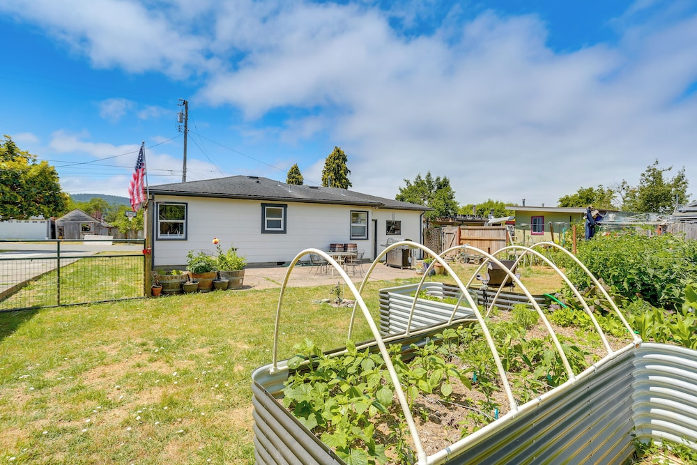 11 Mi to Arcata Bay: Home w/ Garden in Blue Lake!