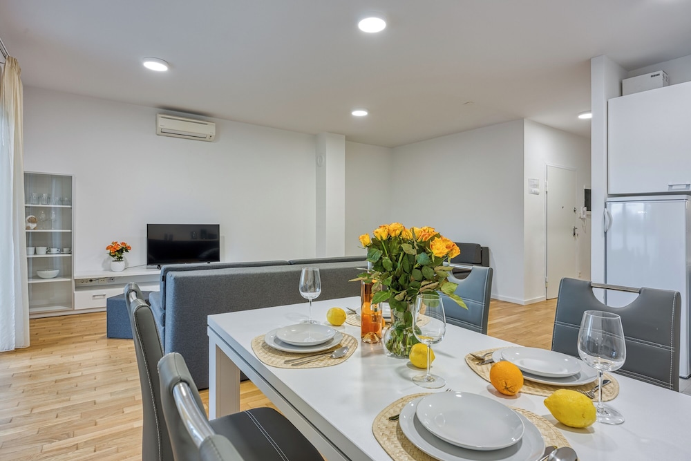 Cikat Bay Modern Apartment
