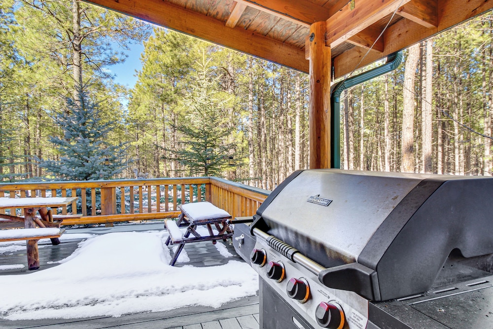 Family-friendly Cabin w/ Fire Pit in Forest Lakes