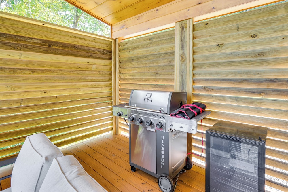 Mtn-view Decks & Fire Pit: Quiet Brasstown Escape