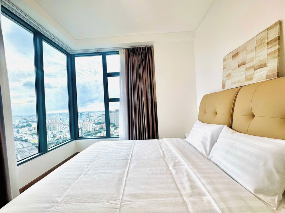Skyway White & Silver Riverside Resident - Binh Thanh, HCM