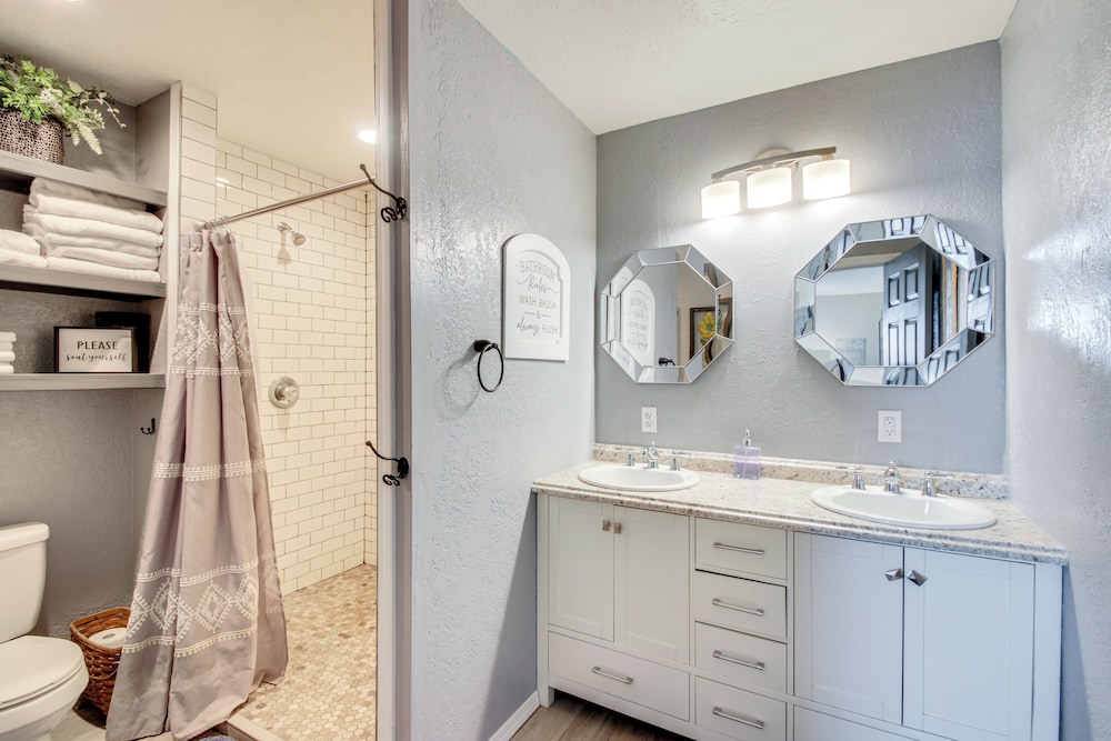 Pet-friendly Home w/ Porch Near Chickasha!
