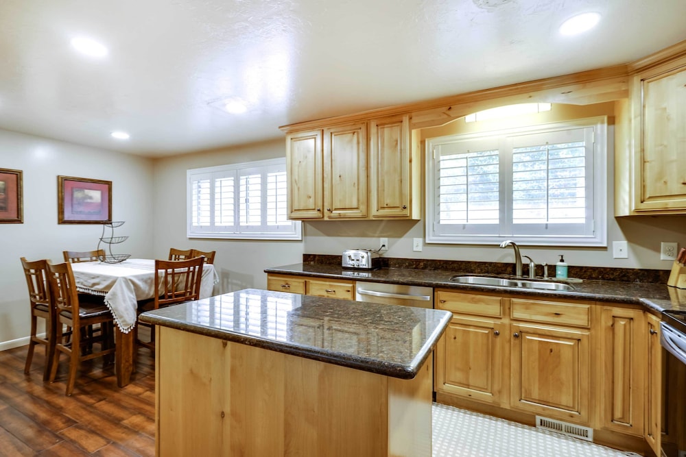 Updated Ranch Apartment w/ Deck - 9 Mi to Downtown - Property Image 18