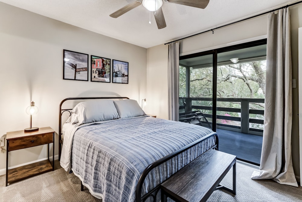 3e Amelia Landings 2 Bedroom Condo by RedAwning view 5