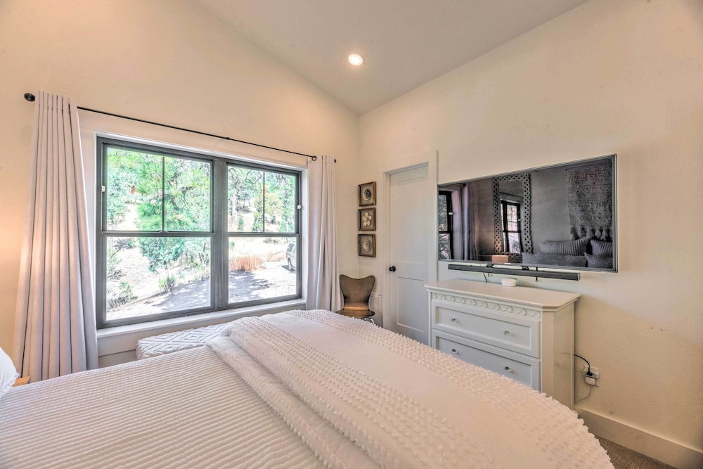 Bright 'casablanca' Spa Retreat w/ Mtn Views! view 3