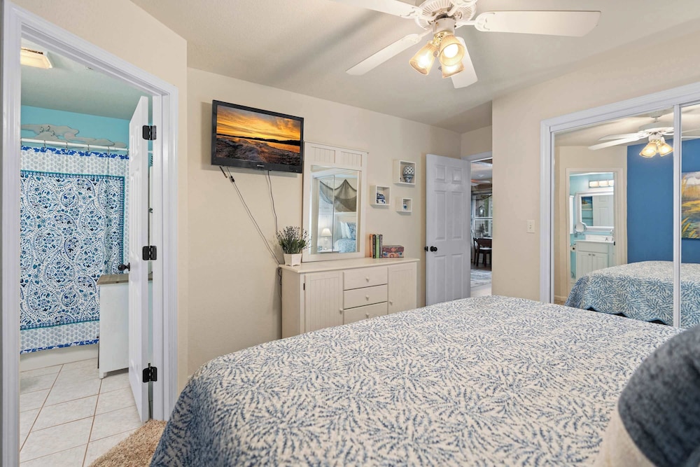 Latibe Retreat Lakefront Condo for 4 w/ Balcony & Pool Access