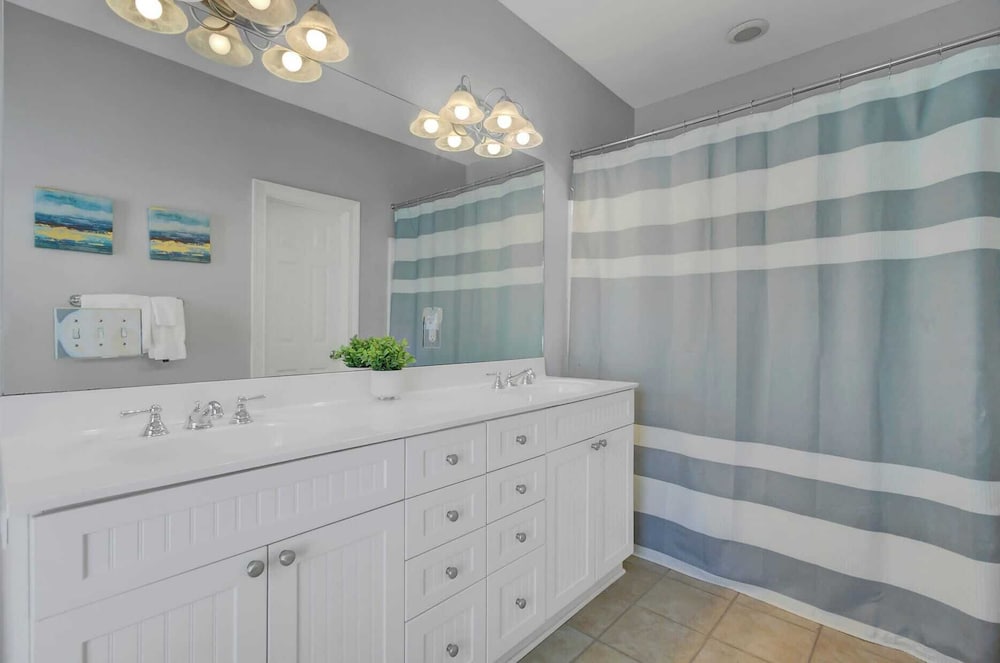6 10th Avenue by Avantstay Steps to the Beach Pool 2691 Sqft