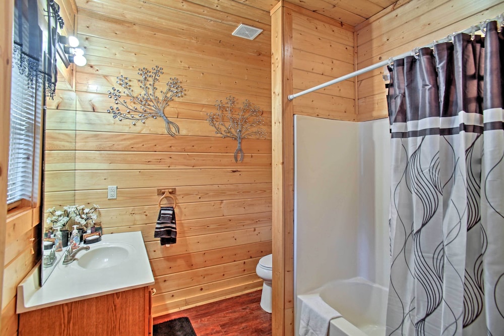 Creekside Cabin w/ Hot Tub in Gatlinburg!