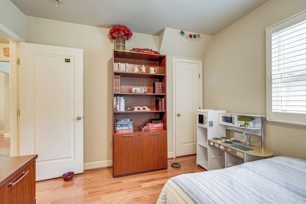 Walkable Miracle Mile Retreat w/ Peaceful Patio