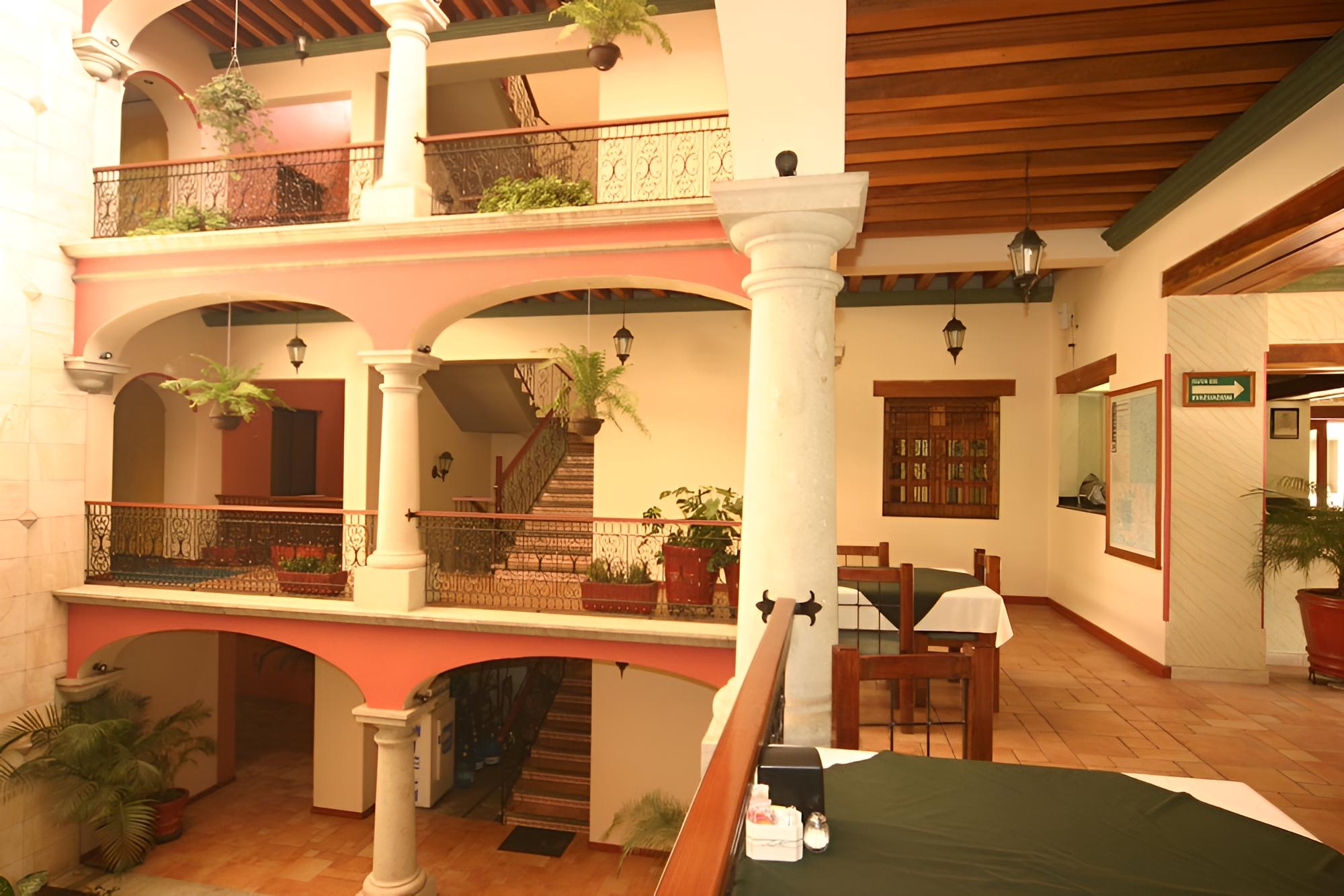 Hotel Cantera Real