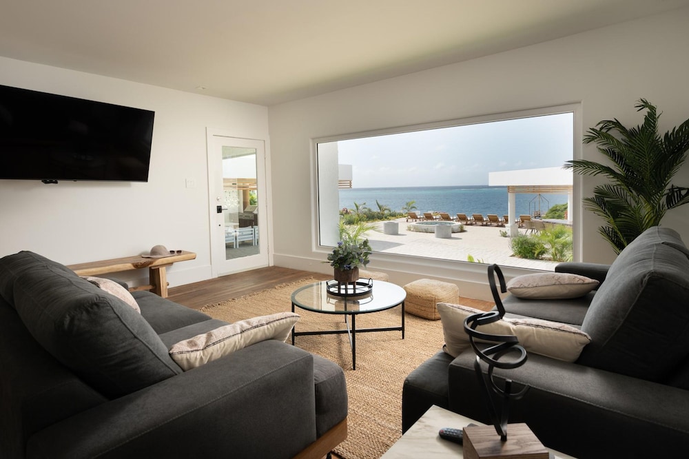 Beachfront Villa w Pool Sleeps 16 Dining Tub
