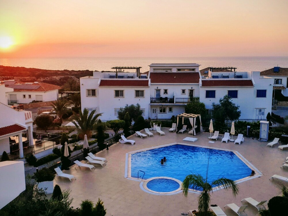 Sunny and Family Friendly Apartment Directly at the Pool