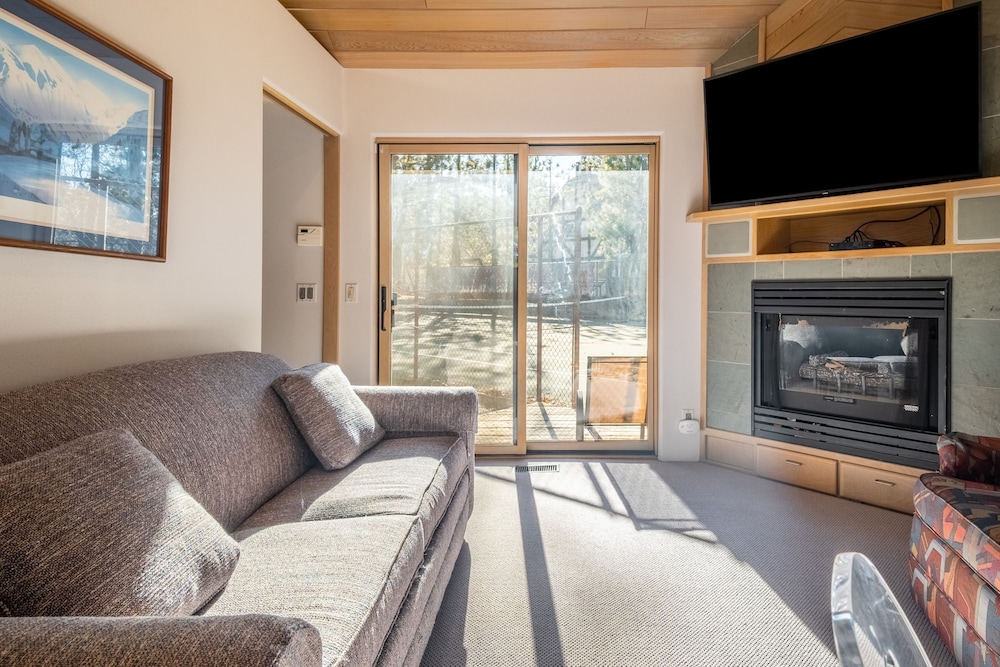 Heavenly Valley by Avantstay Home w Pool Sauna Hot Tub Game Room Tennis Crt Basketball Crt