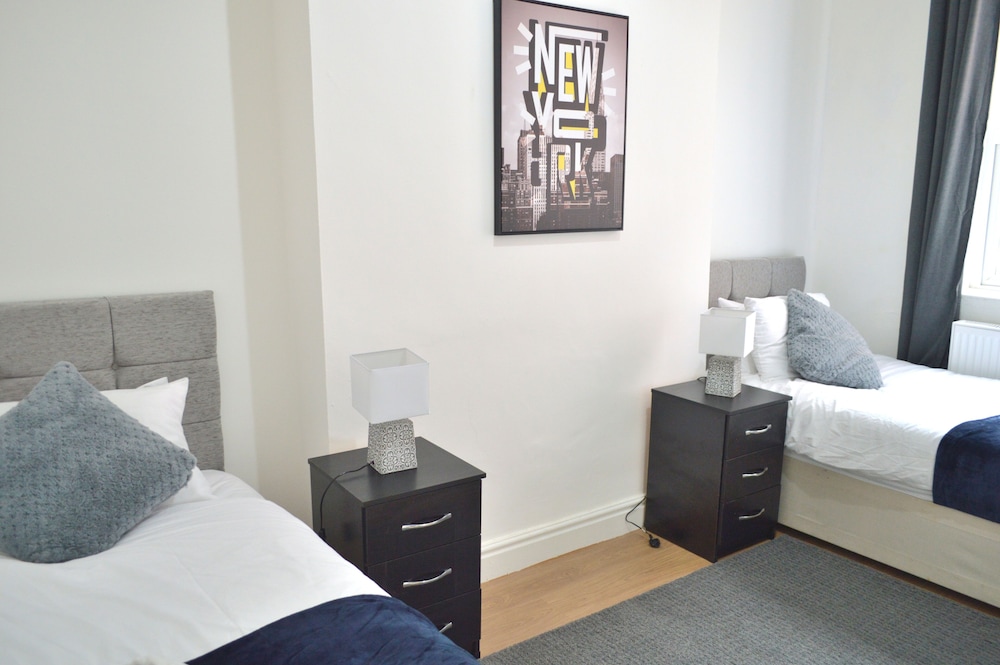 Beautiful Two-bed Apartment With Driveway Parking view 2