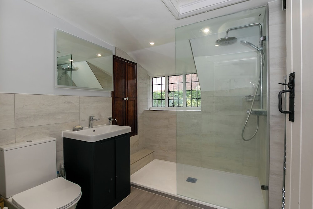 Lovely 5BD Home with Cinema & Games Room