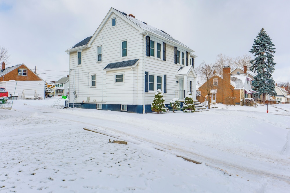 11 Mi to Dtwn Cleveland: Family Home w/ Yard