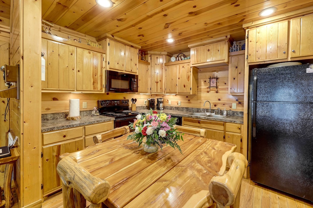 Broken Bow Rental Cabin w/ Hot Tub & Bar view 5
