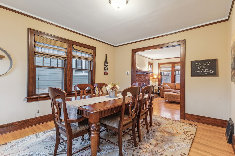 Charming Ann Arbor Retreat Near Dt & Attractions 3 Bedroom Home