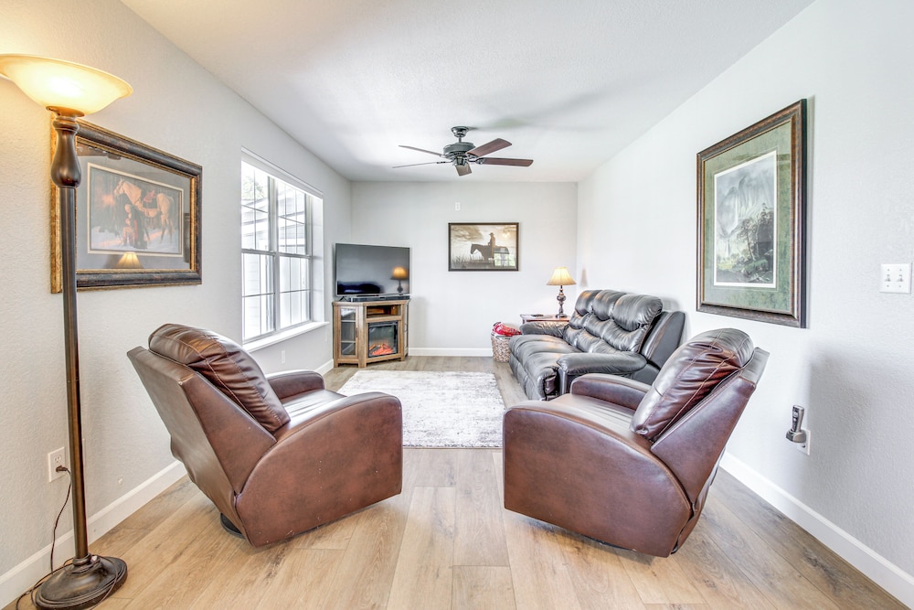 Walk to Dtwn Show Low: Townhome w/ Balcony