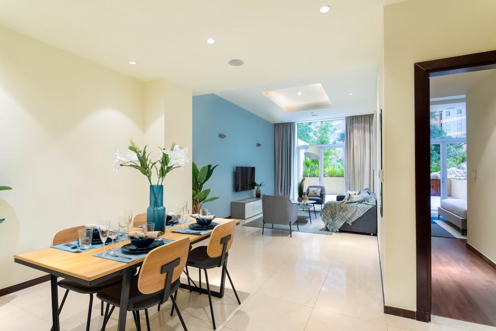 Chic Stay on the Palm wz Private Beach Access
