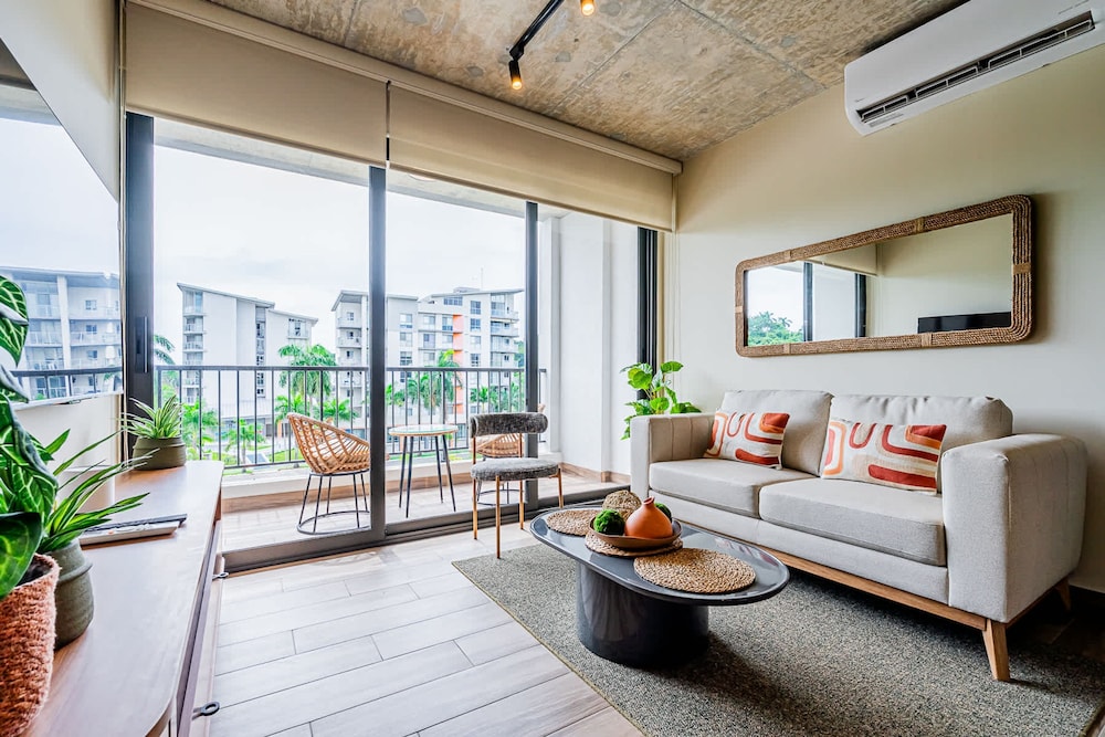 w Modern 2BR w Great Deco in Centriqo