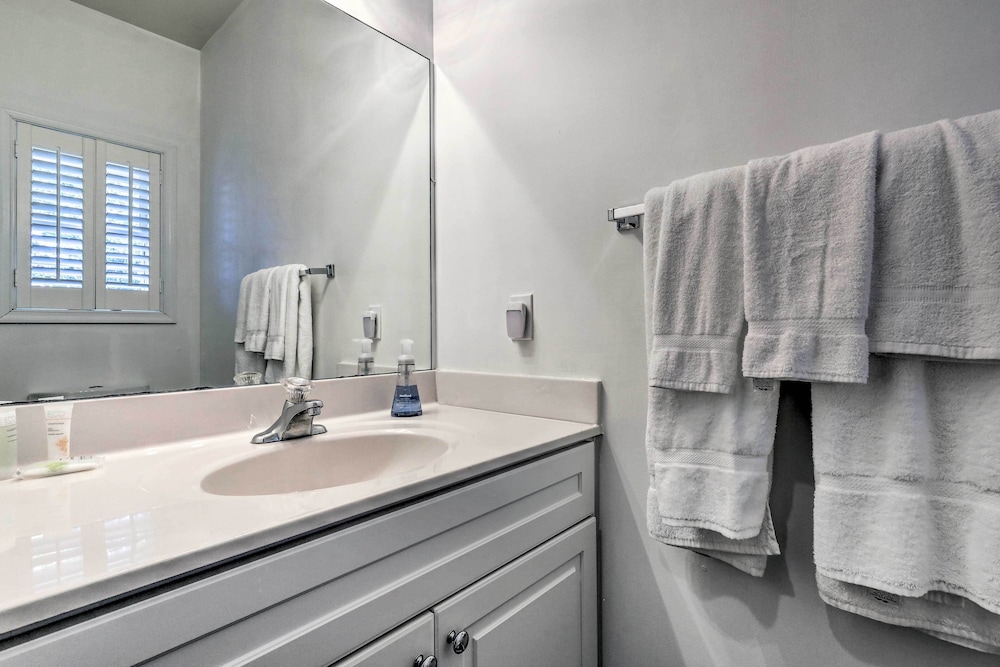 2 Mi to Ocean: Rehoboth Beach Townhome w/ Grill!
