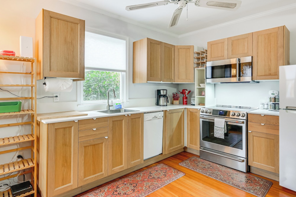 Walk Downtown: Takoma Park Escape w/ Large Yard!