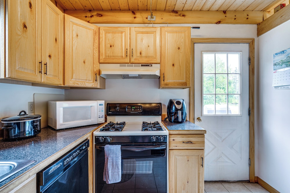 5 Mi to Jay Peak Resort: Cabin w/ Pond Access!