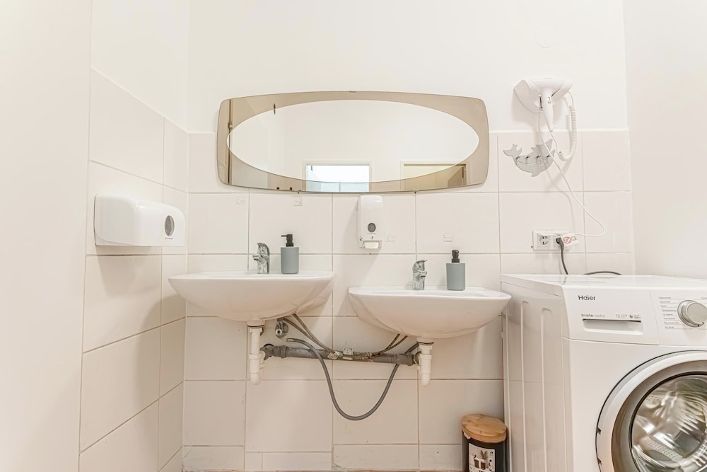 6BR Apt with Garden near Danube