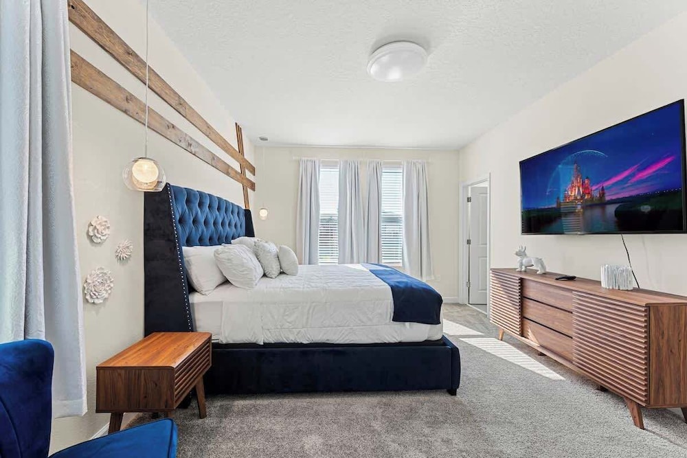 Sophisticated 6BR at Storey Lake