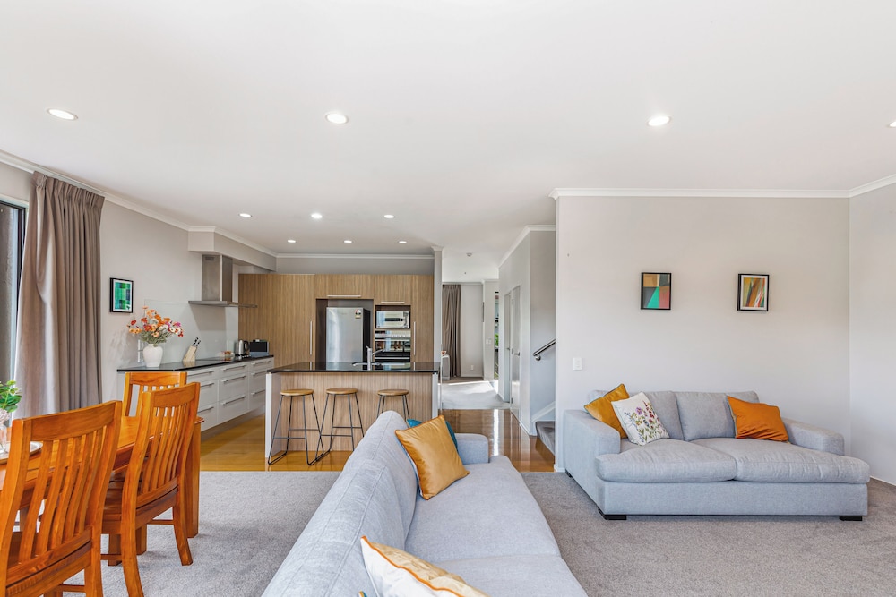 Comfy 4BR Home w/ Mt. Wellington View Zodiak Stays