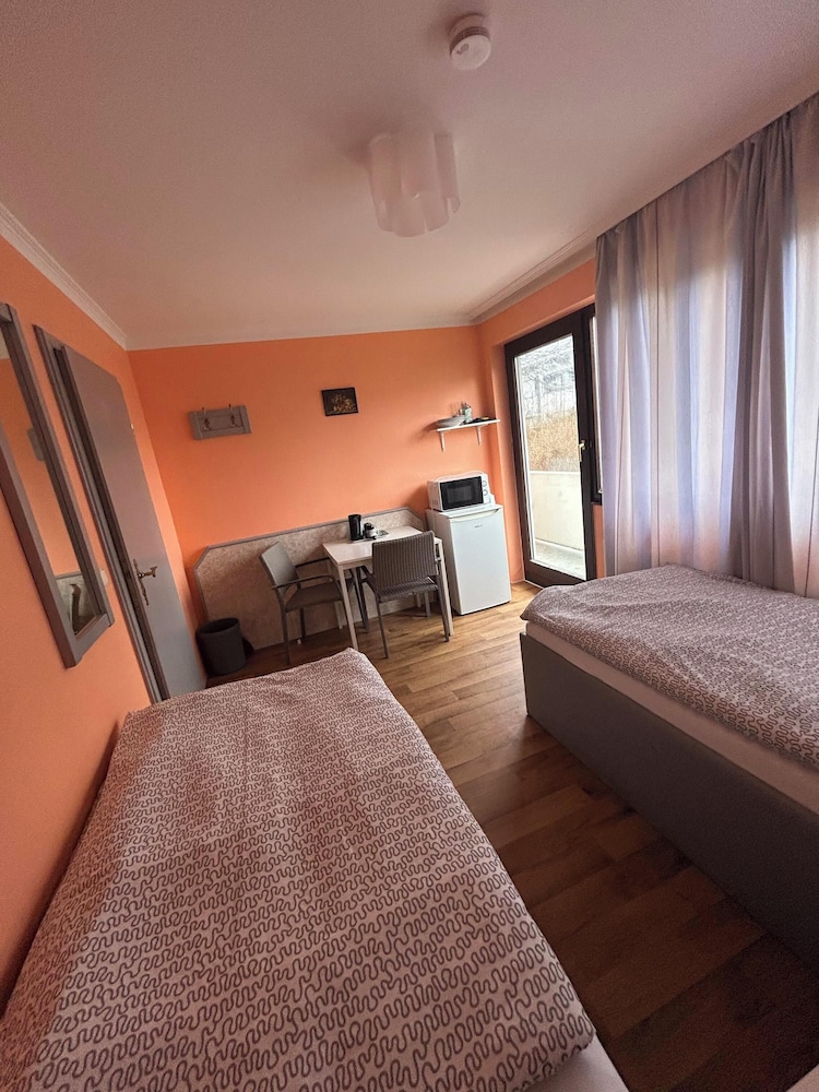2-Rent Group Hostel Rooms AUB162