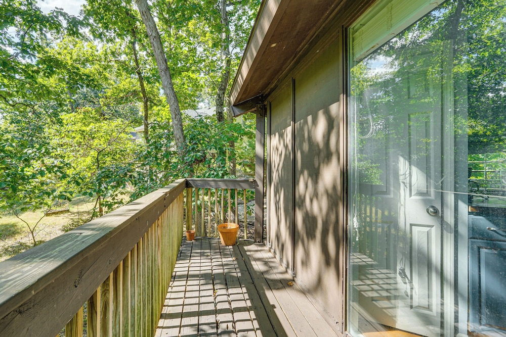 Unique Treehouse Hideaway Near Lake of the Ozarks
