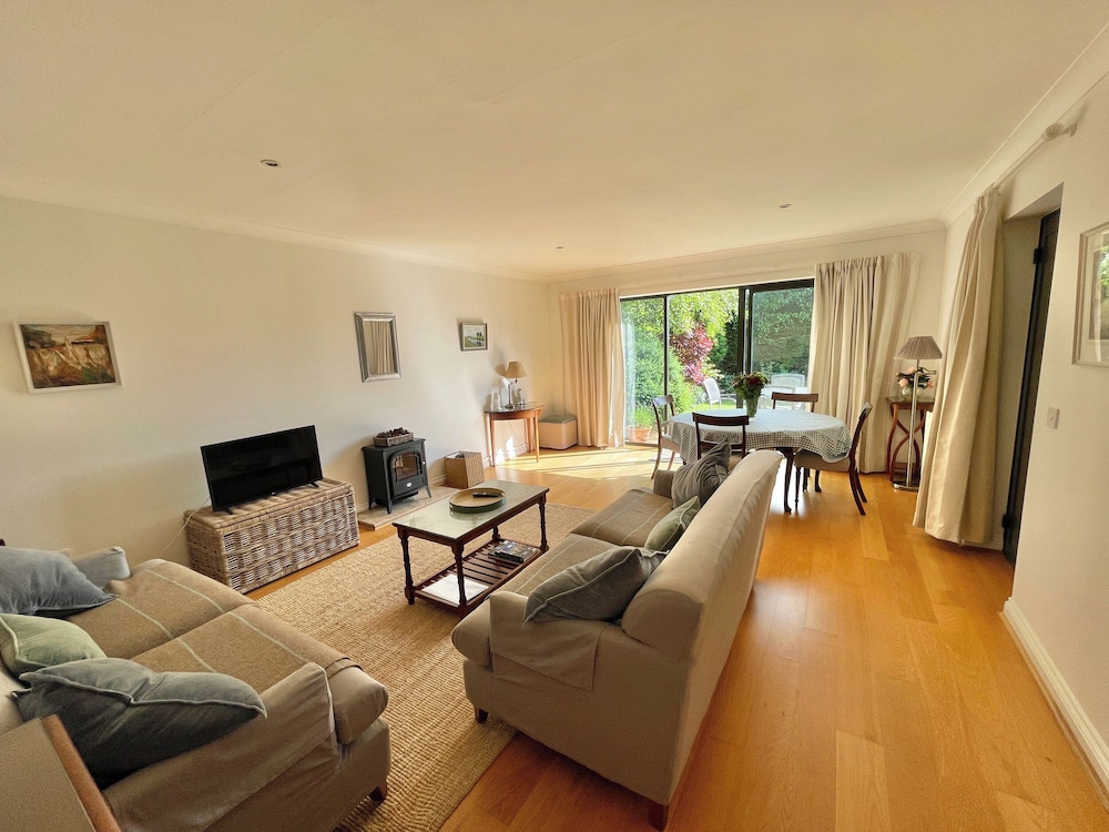 1A Erneston Crescent